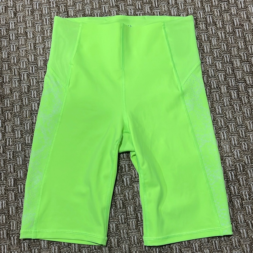 ATHLETA stay fly 9” shorts, size XS, excellent condition.